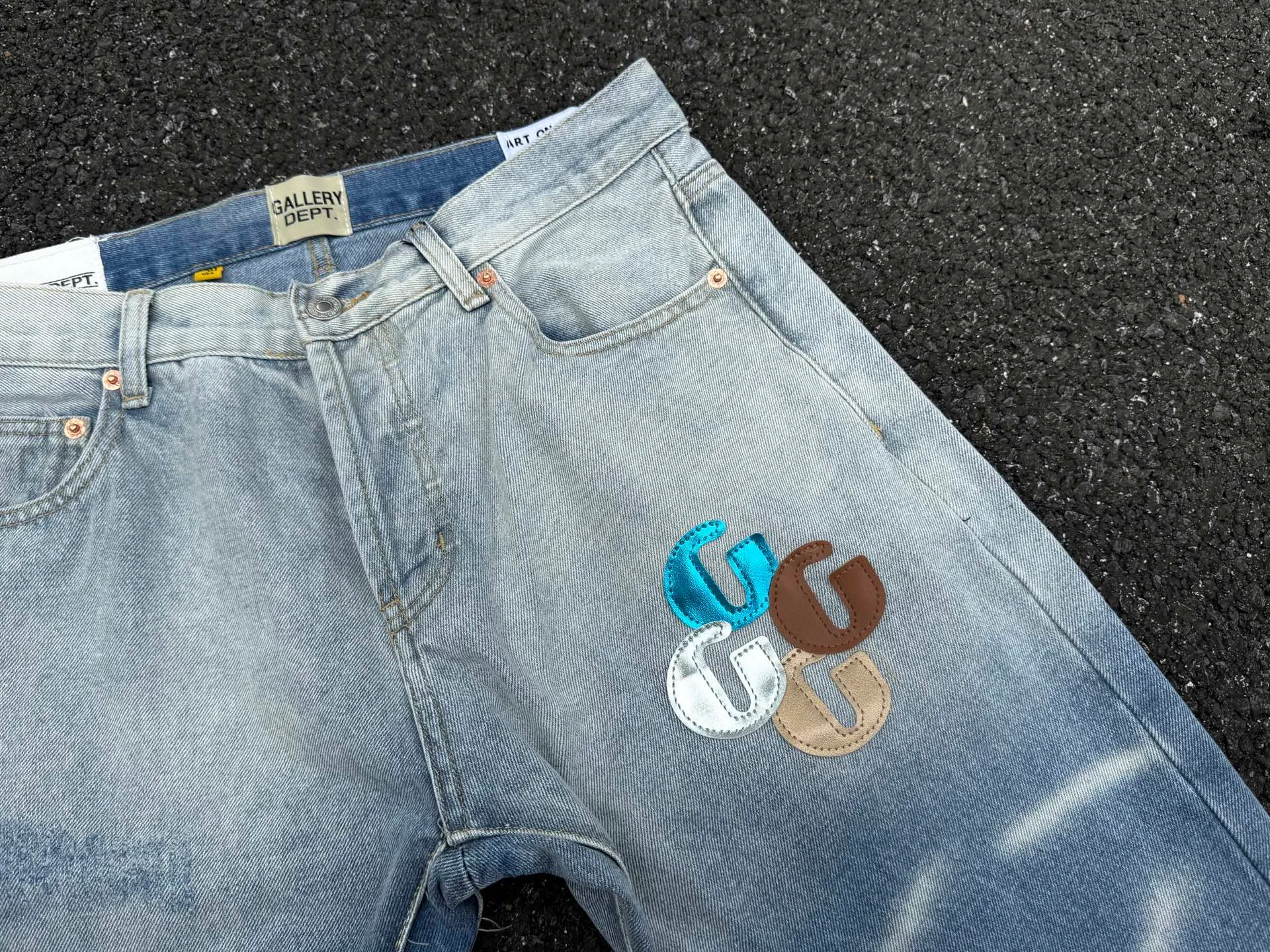 P240💰G66 GALLERY DEPT. Denim spliced ​​with all-over printed leather ripped bell-bottoms, washed and distressed jeans. GALLERY is attracted by these bell-bottoms. Whether it is a reset of Carhartt or Levis, it has created a strong brand style. Since these pants are modified from rare vintage, the production capacity is limited. Therefore, after many icons wore them, these pants were once hard to find. Later, perhaps due to the improvement of GD's business in the past two years and the expansion of production lines, the brand itself lowered the price, so I can't wait any longer for these pants this year and will definitely buy them. During the process of the denim washing plant, the owner of the washing plant helped introduce a boss who had worked for Levi's foundry and started his own business. This also paved the way for the following styles. Therefore, Levi's remodeled single product for the base plate is really familiar. Whether it is the fabrics supplied or the lathes used in production, there is nothing to choose from. -Color: blue -Size: S-XXL (corresponding to 28-36)